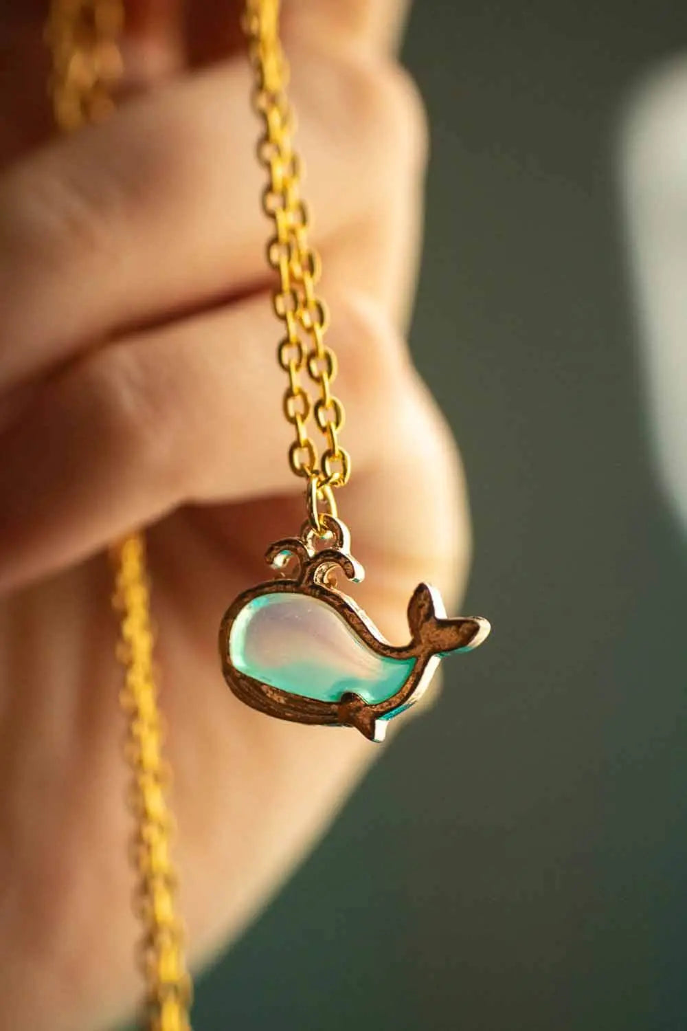 Pendentif petite baleine bleue et chaîne dorée lunamanashop