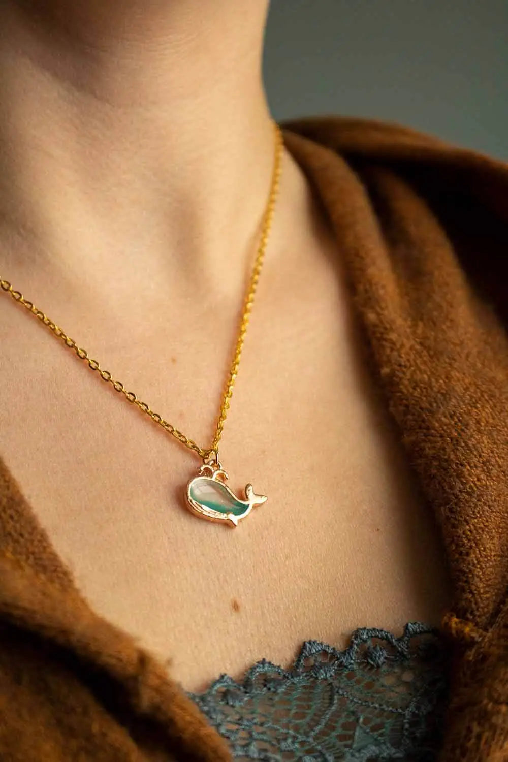 Pendentif petite baleine bleue et chaîne dorée lunamanashop