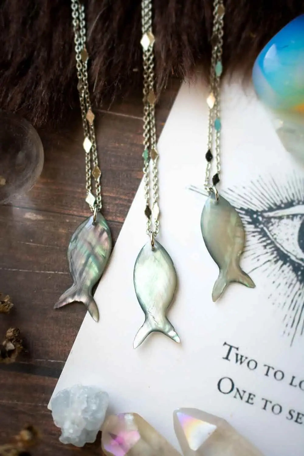 Pendentif poisson en Nacre Amphise et chaîne en laiton argenté lunamanashop