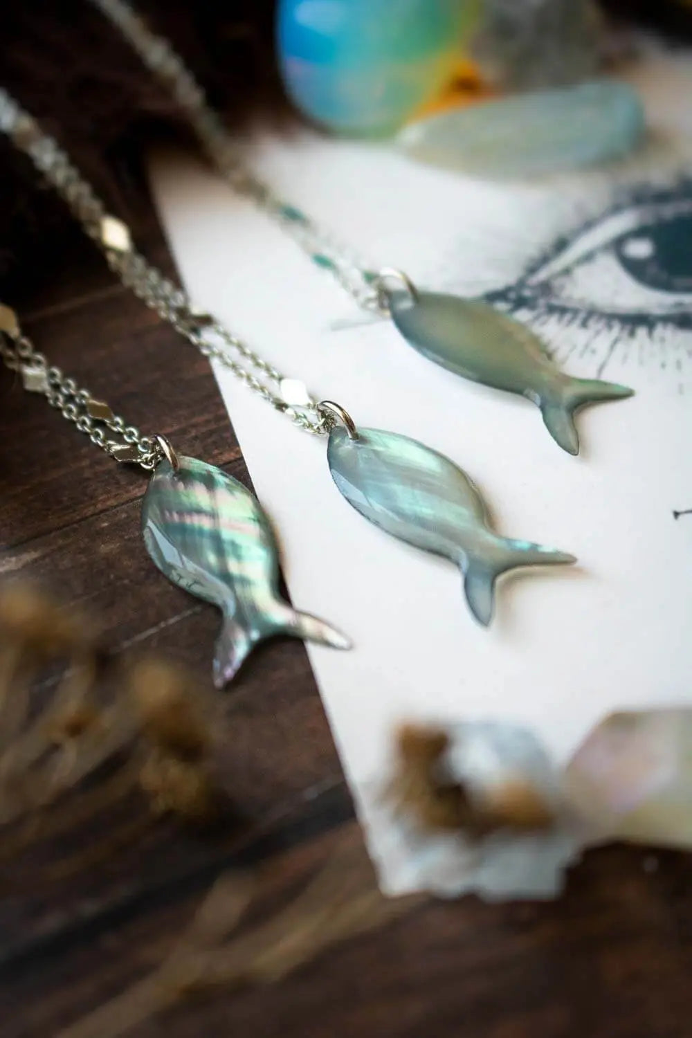 Pendentif poisson en Nacre Amphise et chaîne en laiton argenté lunamanashop