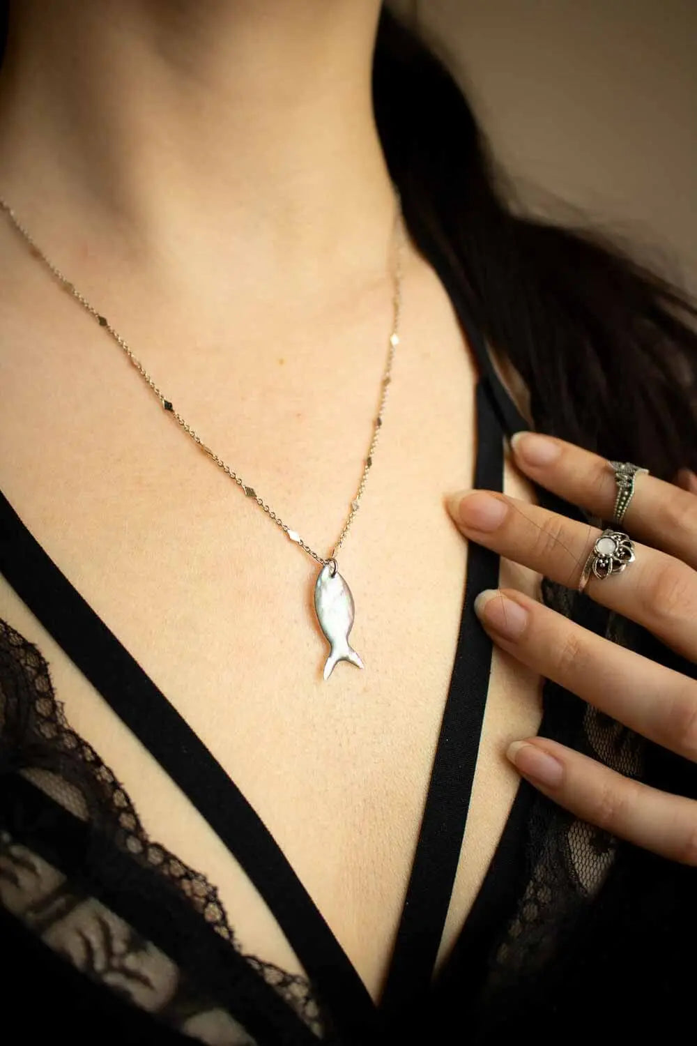 Pendentif poisson en Nacre Amphise et chaîne en laiton argenté lunamanashop