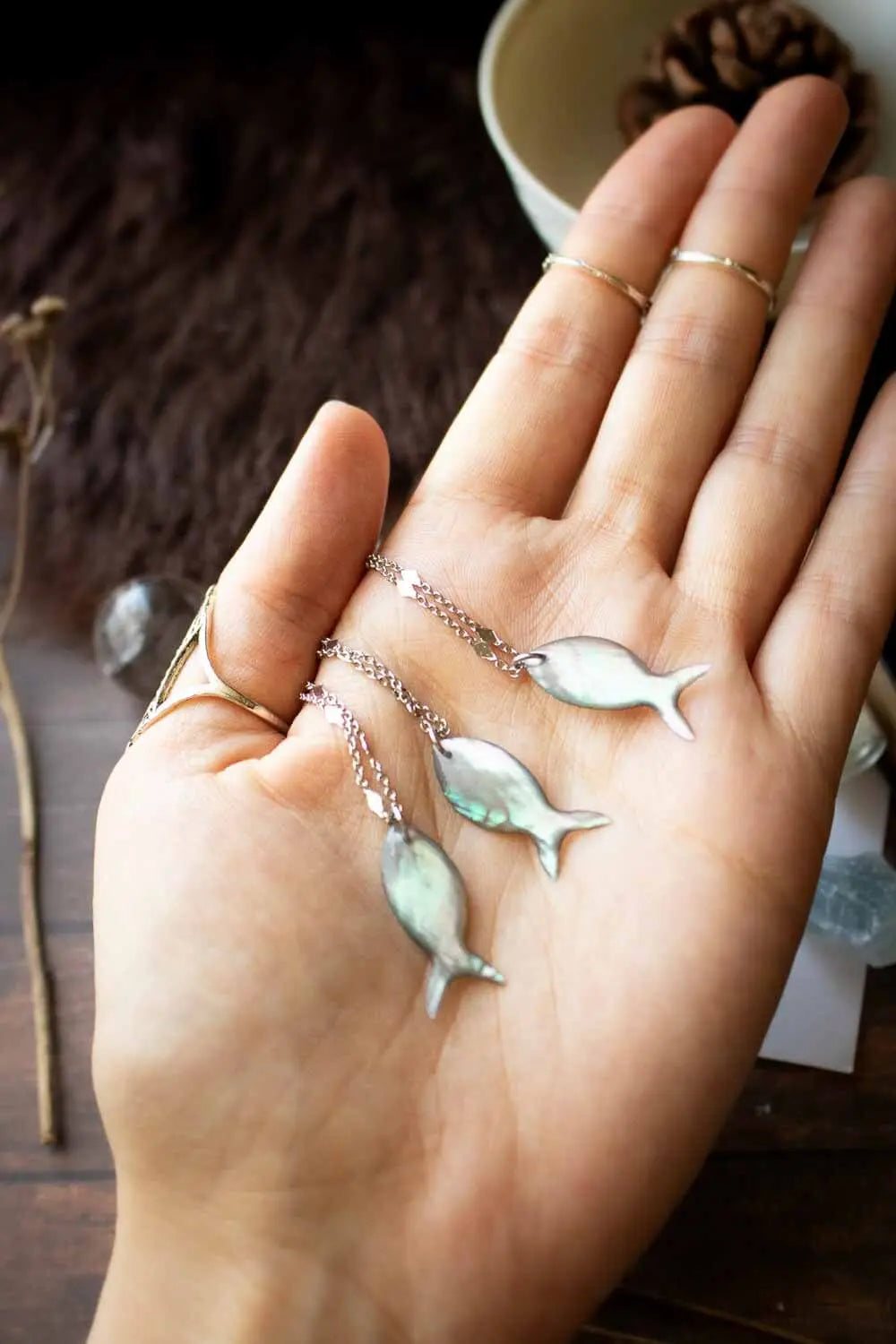 Pendentif poisson en Nacre Amphise et chaîne en laiton argenté lunamanashop