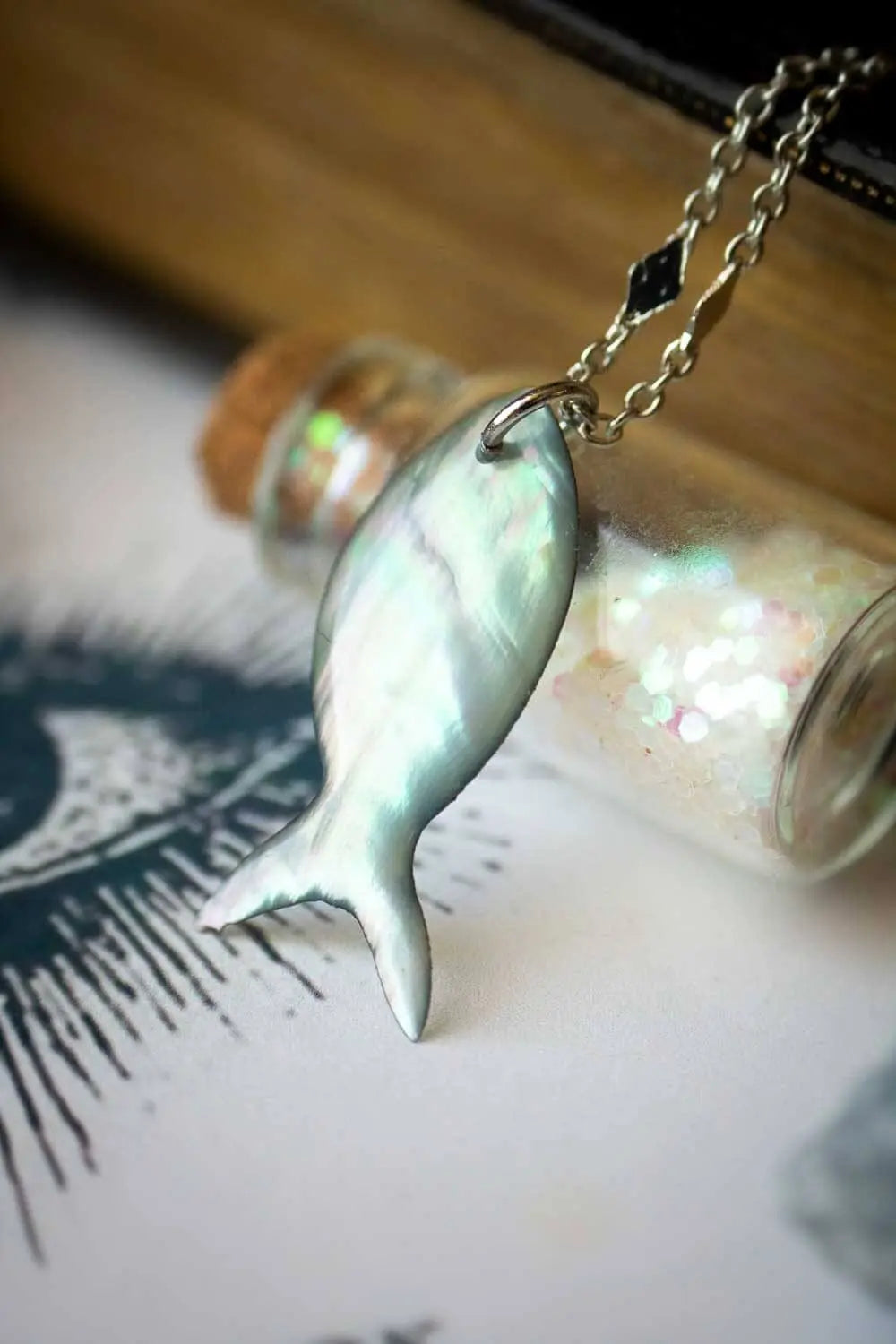 Pendentif poisson en Nacre Amphise et chaîne en laiton argenté lunamanashop