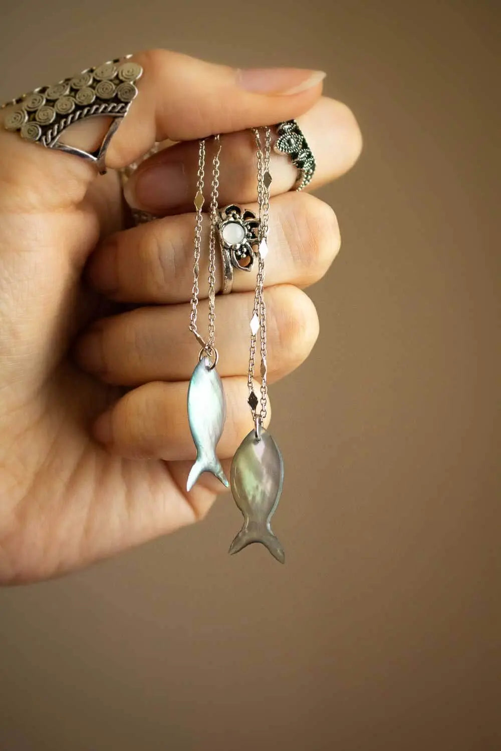 Pendentif poisson en Nacre Amphise et chaîne en laiton argenté lunamanashop