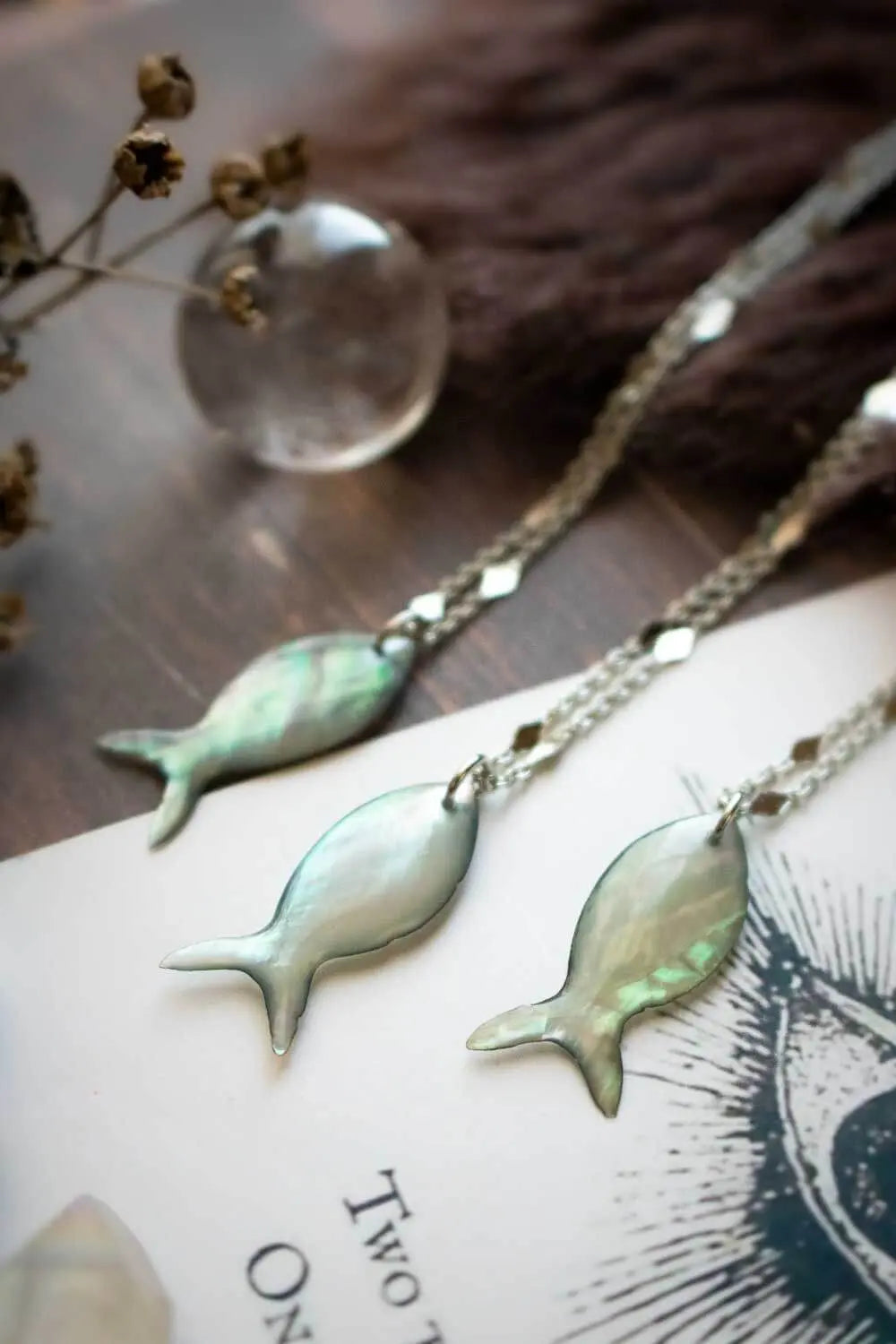 Pendentif poisson en Nacre Amphise et chaîne en laiton argenté lunamanashop