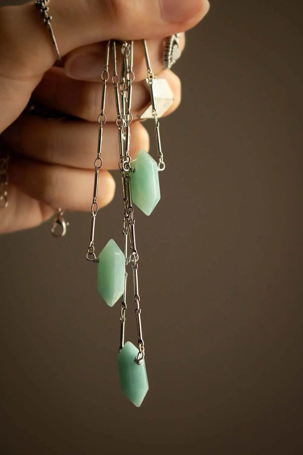 Pendentif Chandrelle prisme en amazonite et chaîne en laiton argenté lunamanashop