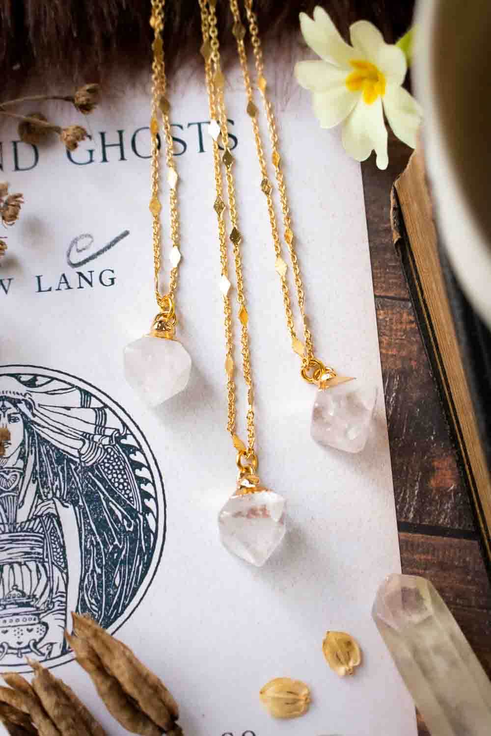 Pendentif quartz transparent Astrix et chaîne en laiton doré lunamanashop