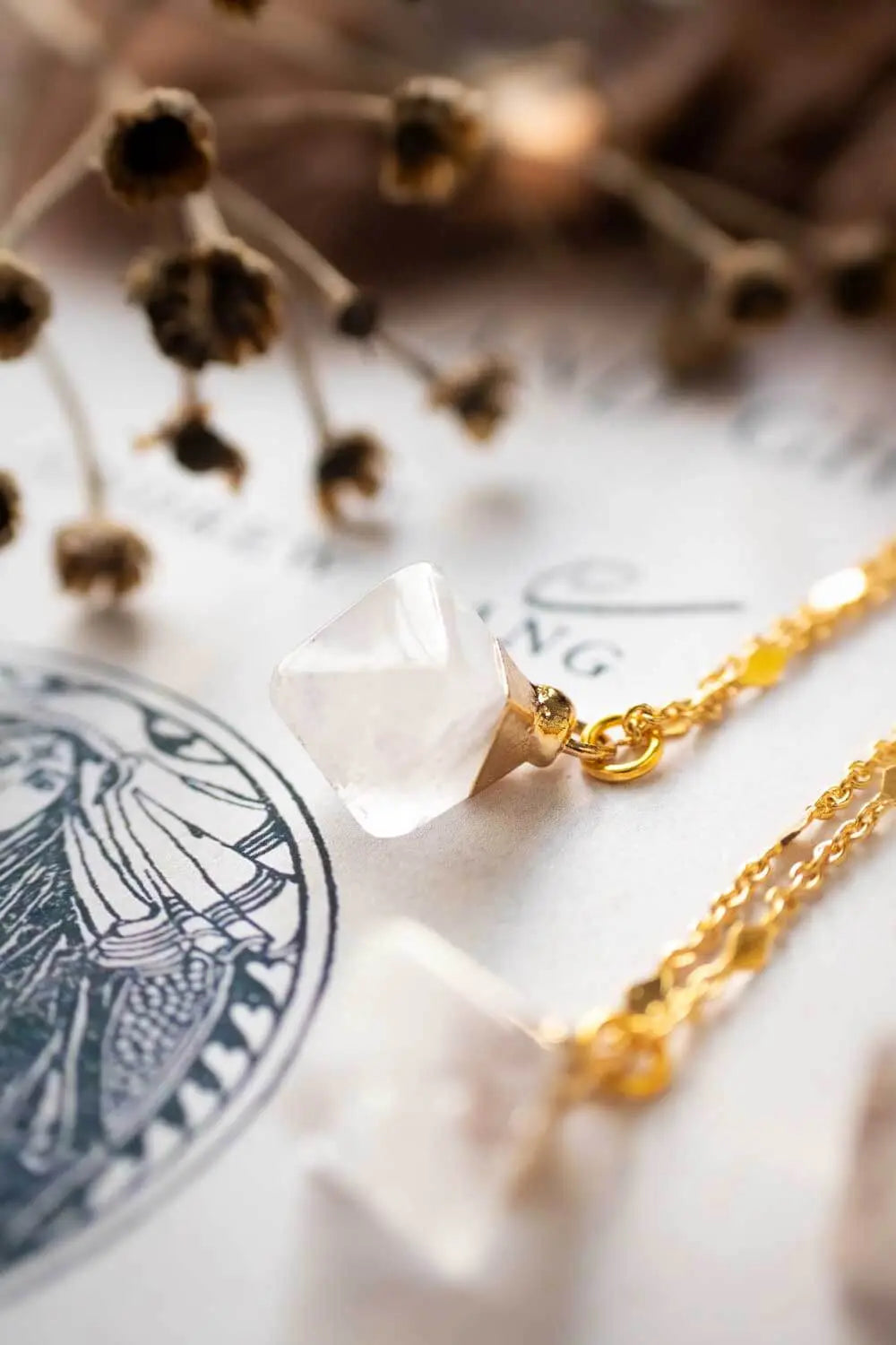 Pendentif quartz transparent Astrix et chaîne en laiton doré lunamanashop