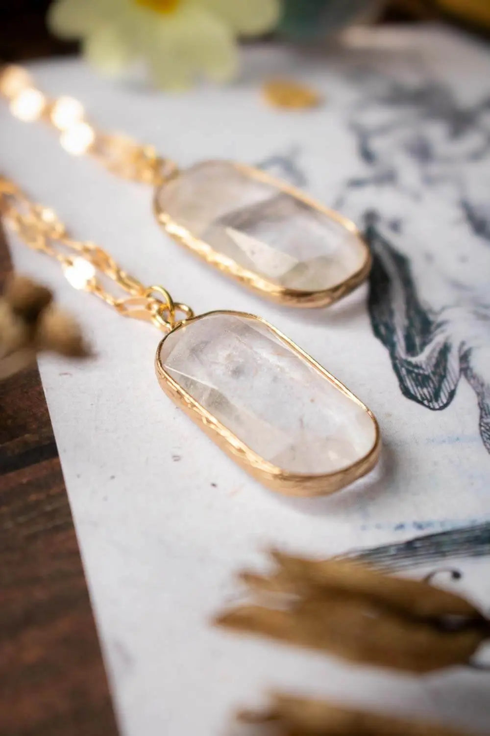 Pendentif quartz transparent Nyrella et chaîne en laiton doré lunamanashop
