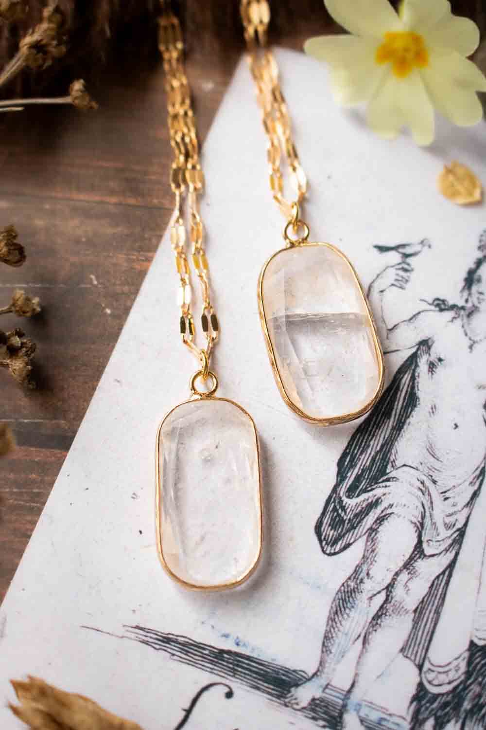 Pendentif quartz transparent Nyrella et chaîne en laiton doré lunamanashop
