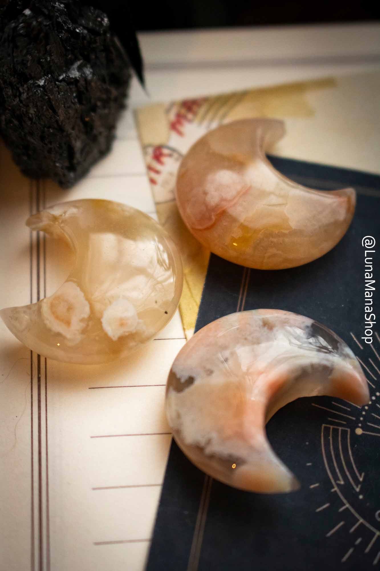 Pierre Agate Sakura en forme de lune lunamanashop