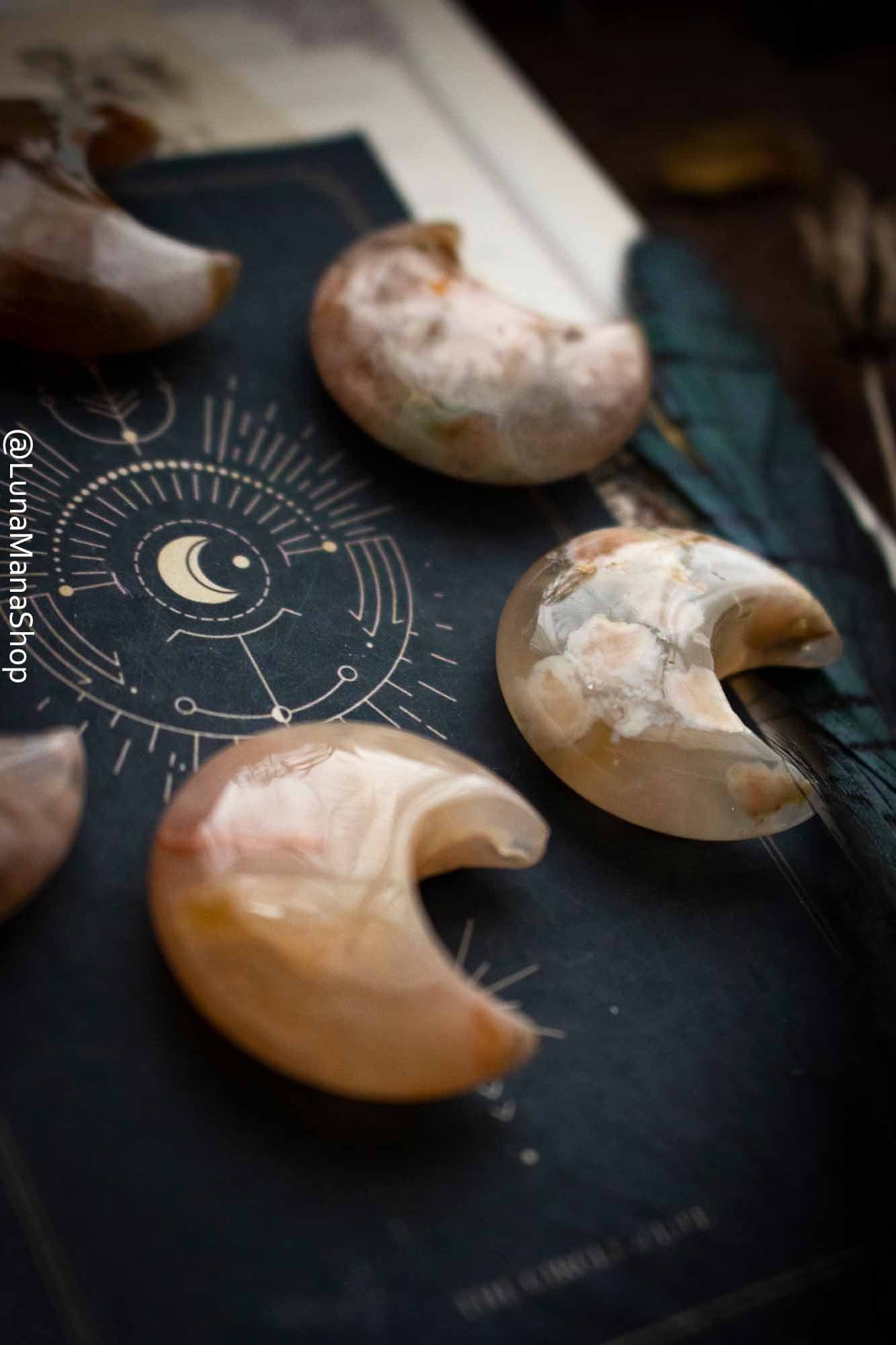 Pierre Agate Sakura en forme de lune lunamanashop