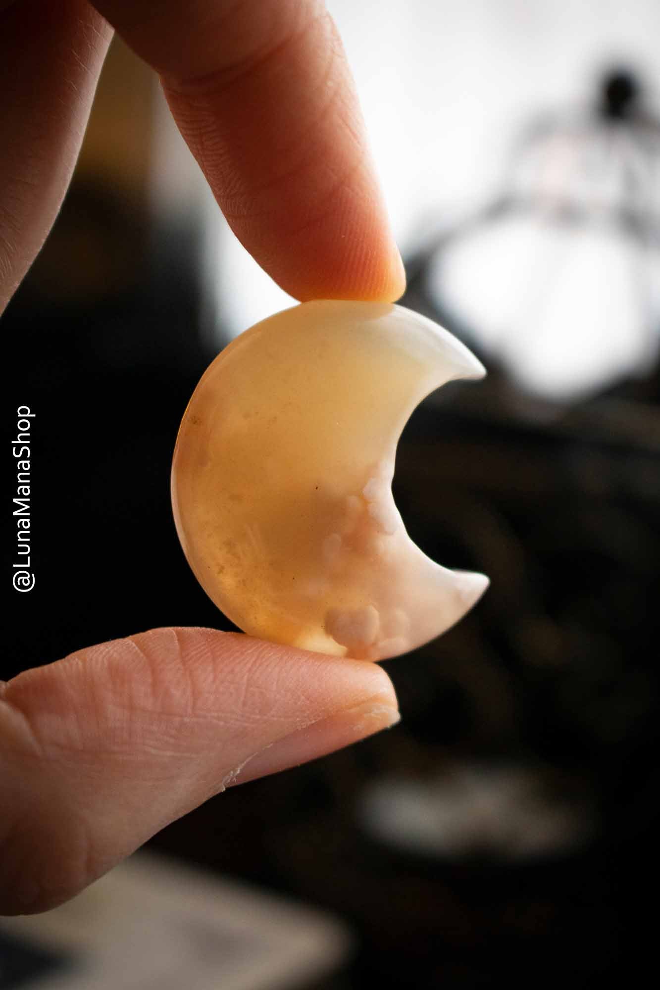Pierre Agate Sakura en forme de lune lunamanashop