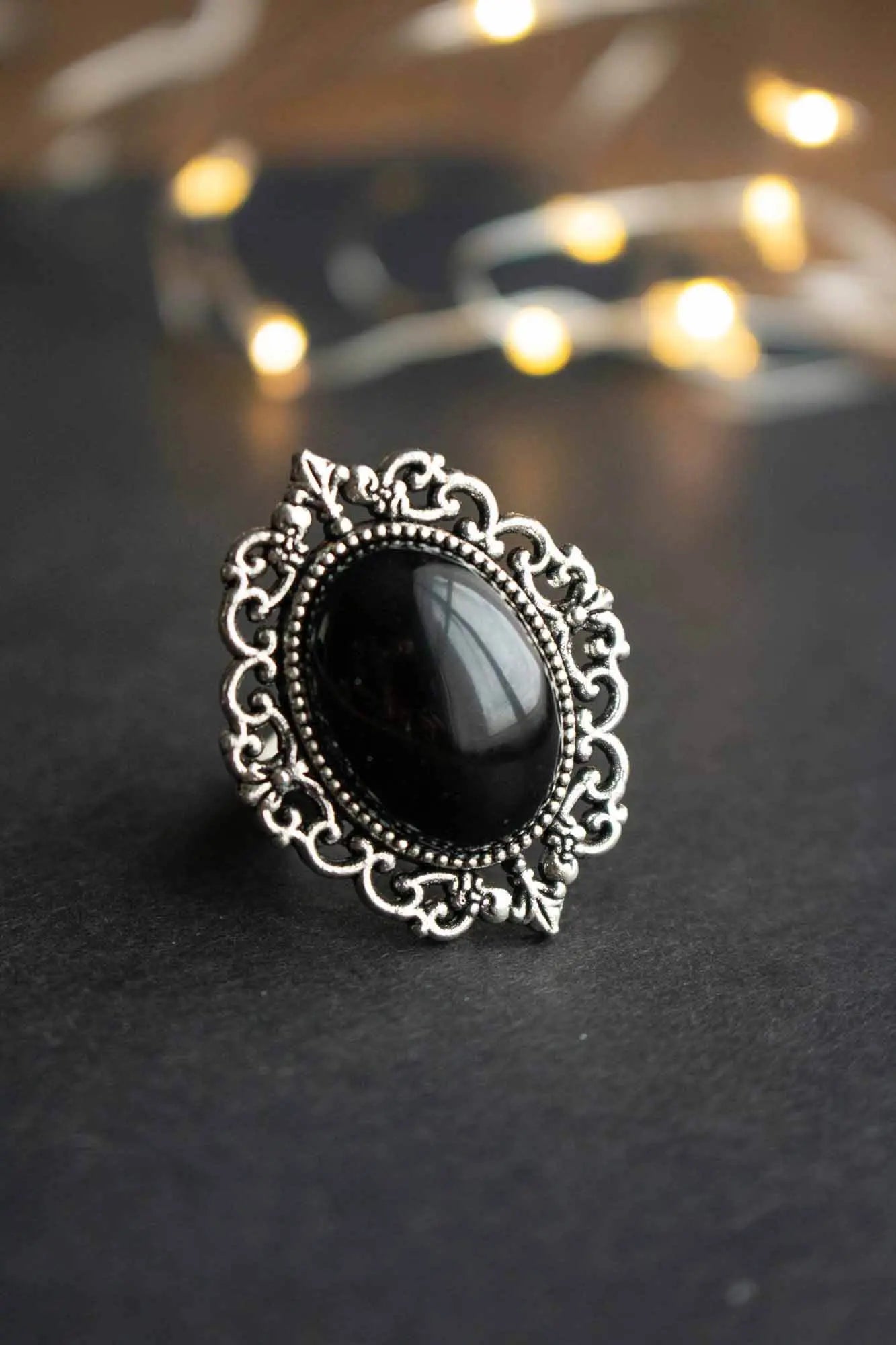 Bague en Onyx noire Hécate dans un cadre argenté avec un design ornate