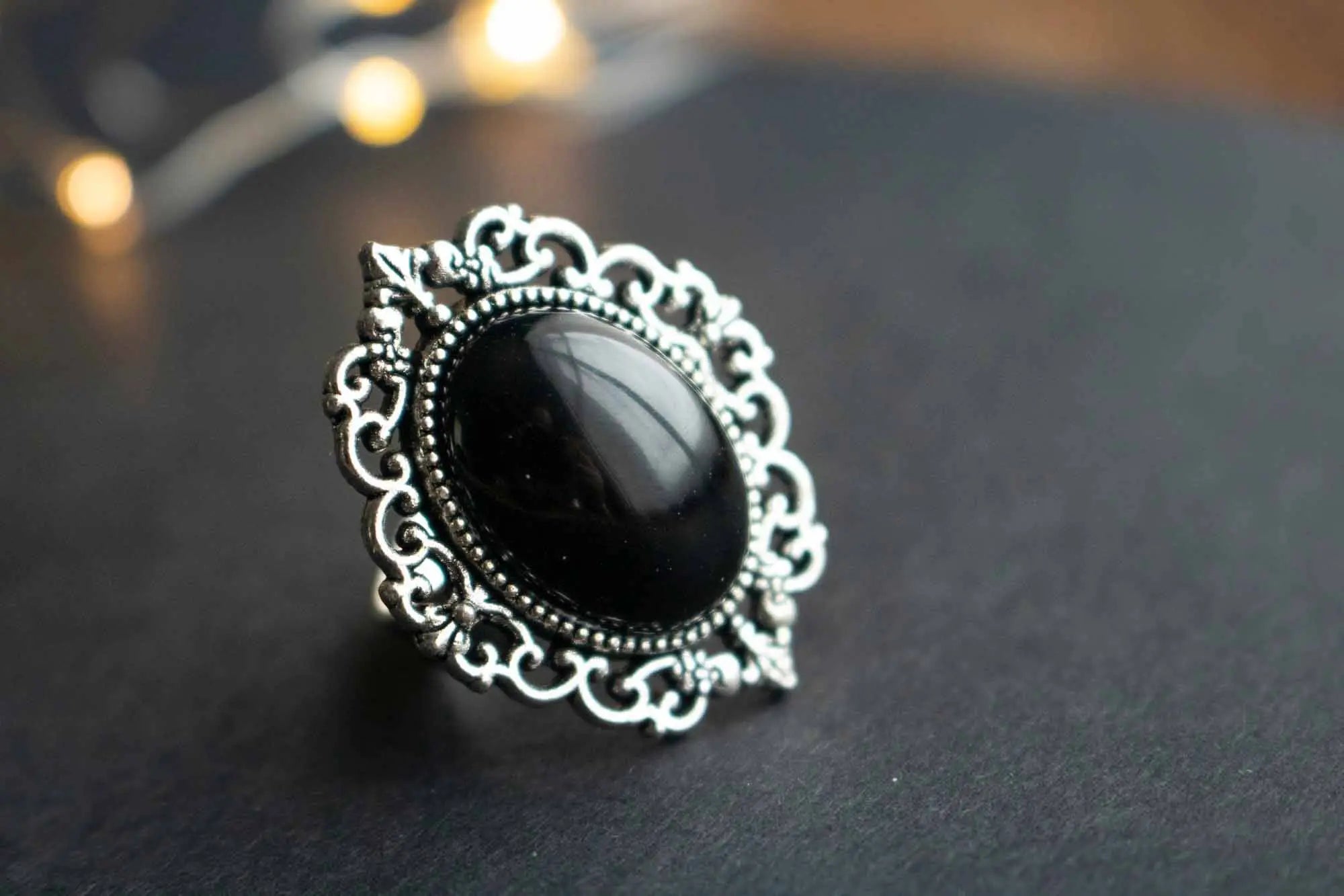 Bague en Onyx noire Hécate avec un design ornée en argent élégant