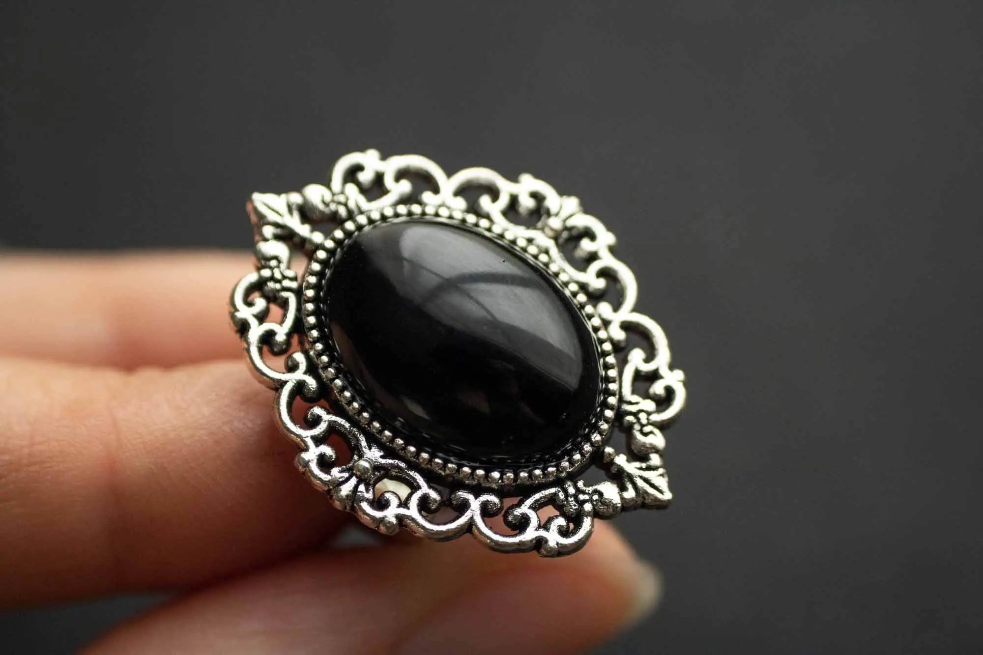 Bague en Onyx noire Hécate délicate avec un design vintage en argent sterling