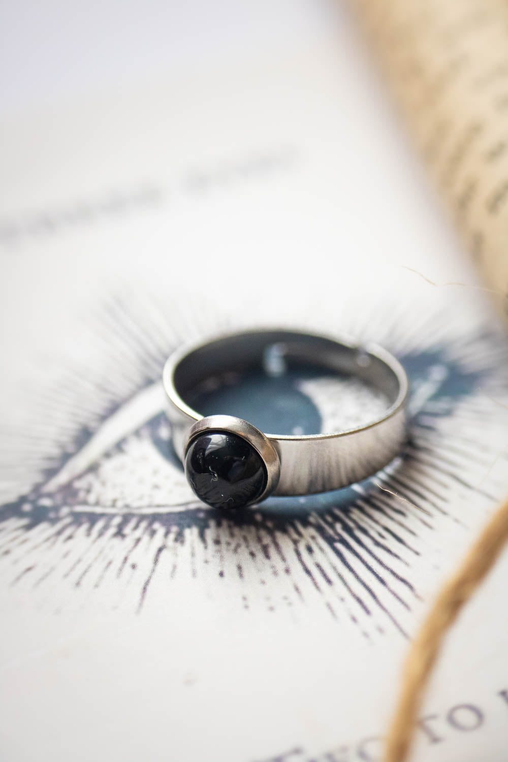 Bague Élégance nocturne - Agate noire sur anneau large argenté lunamanashop