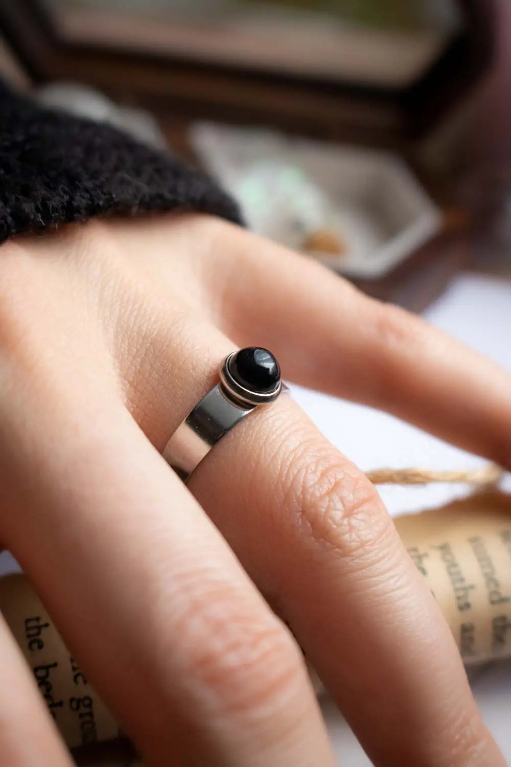 Bague Élégance nocturne - Agate noire sur anneau large argenté lunamanashop