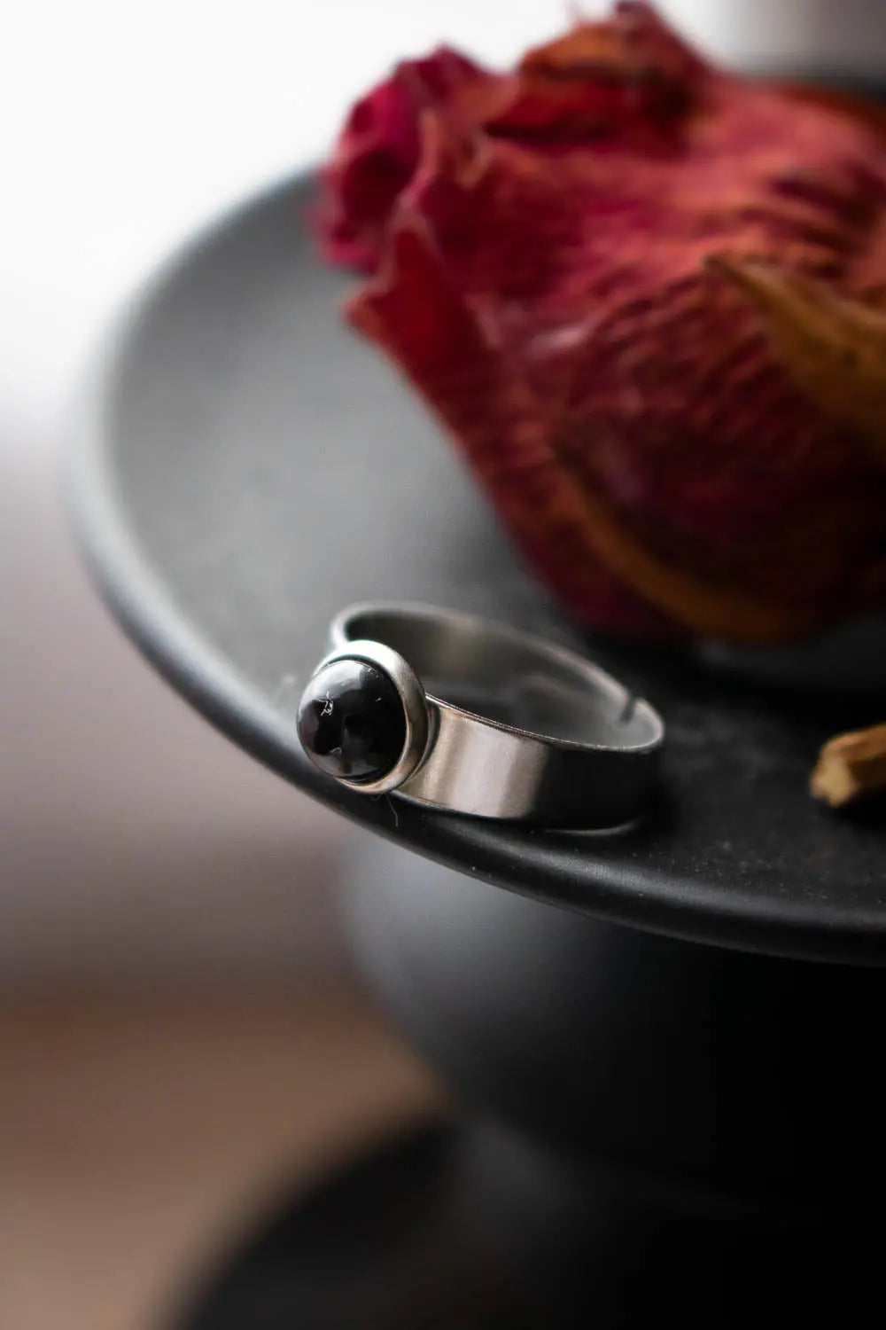 Bague Élégance nocturne - Agate noire sur anneau large argenté lunamanashop