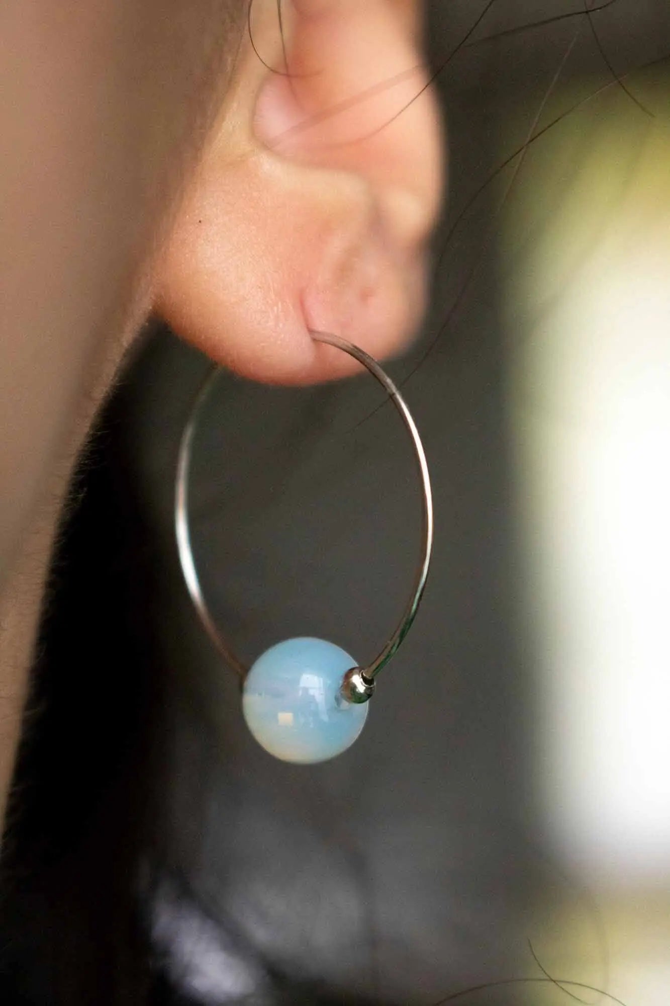 Boucles d'oreilles créoles en Opaline avec perle délicate pour un look élégant et moderne