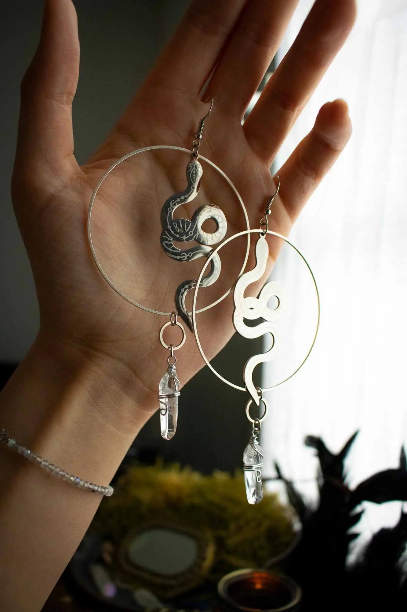 Boucles d'oreille Serpentine avec anneaux et serpents argentés lunamanashop