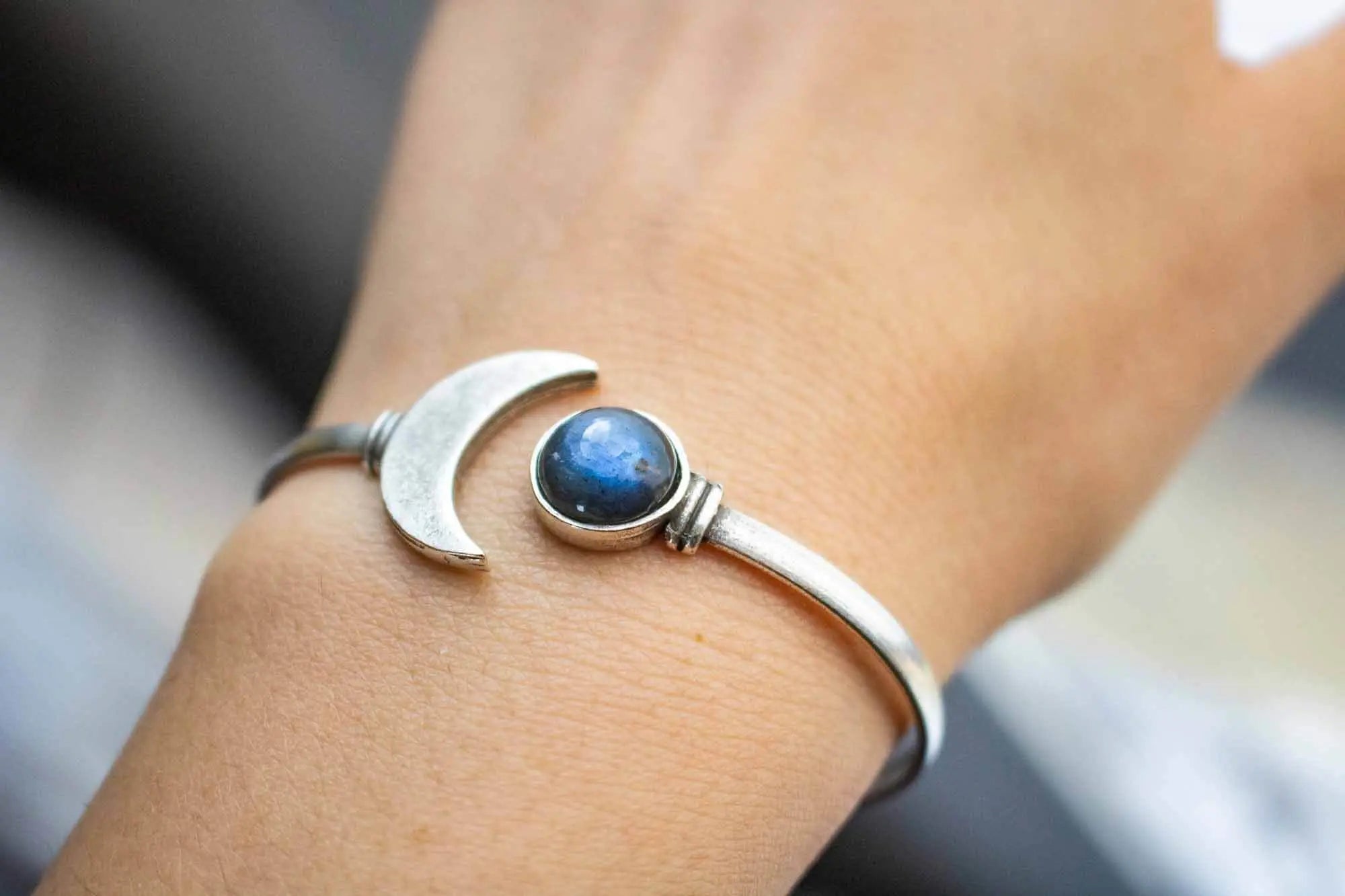 Bracelet manchette Lune et Labradorite en argent avec une pierre brillante au centre