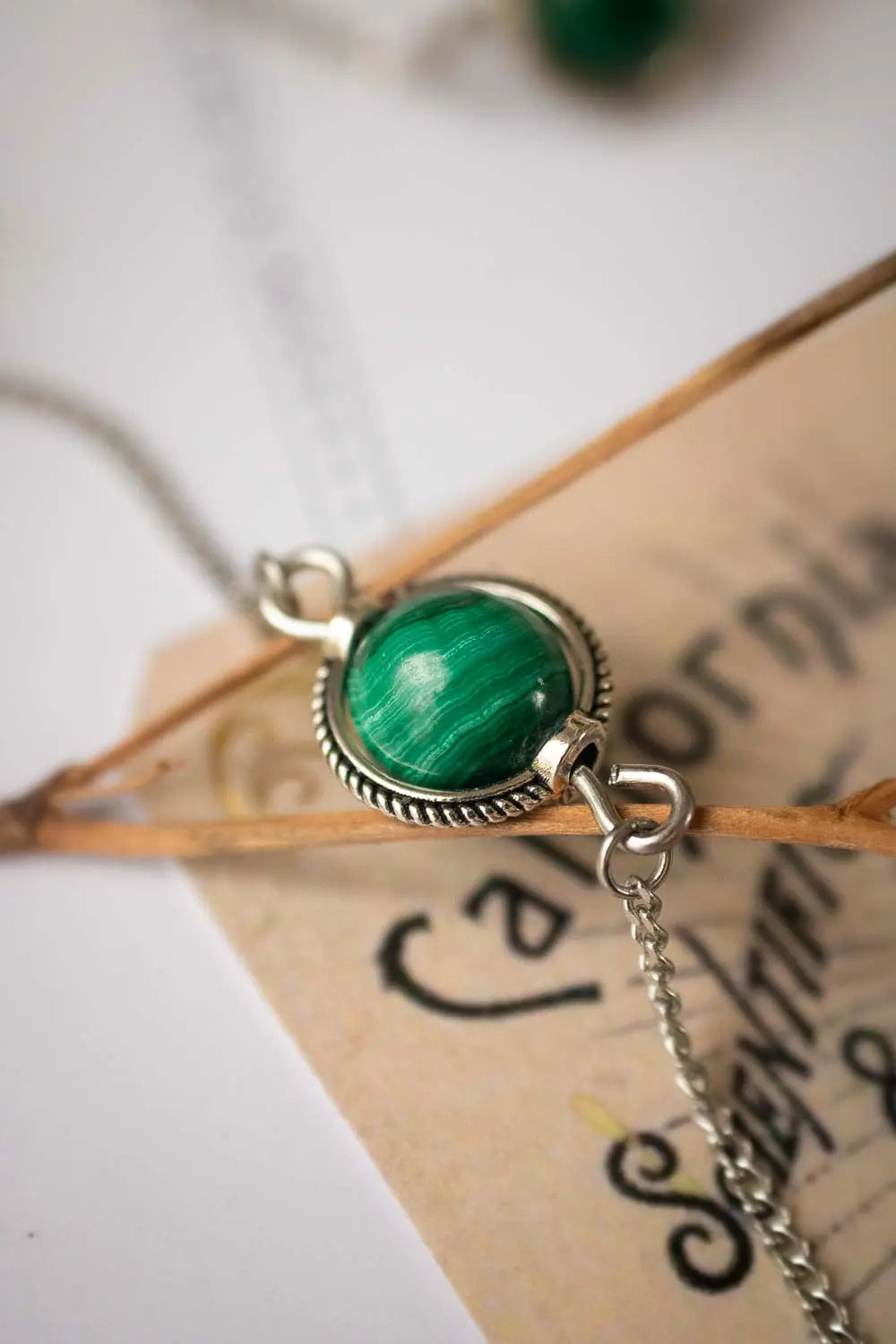 Collier choker Noche vert en malachite et chaîne argentée lunamanashop
