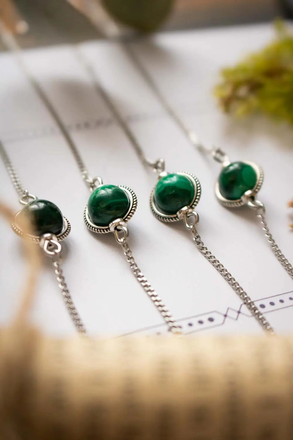 Collier choker Noche vert en malachite et chaîne argentée lunamanashop
