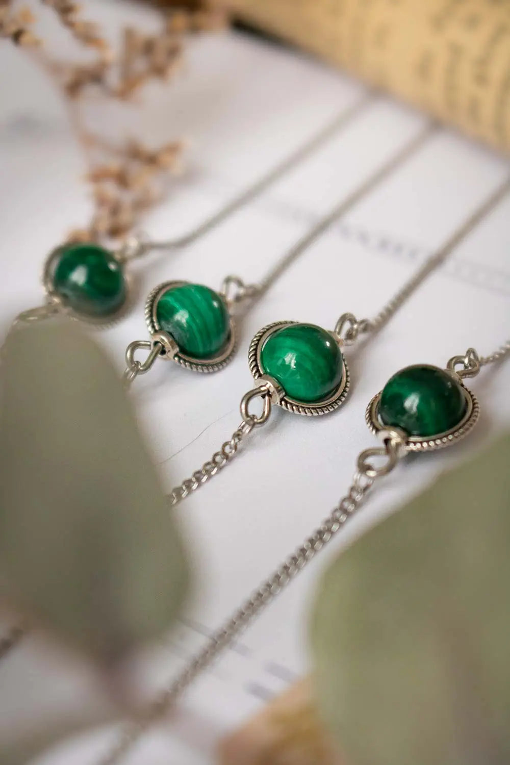 Collier choker Noche vert en malachite et chaîne argentée lunamanashop
