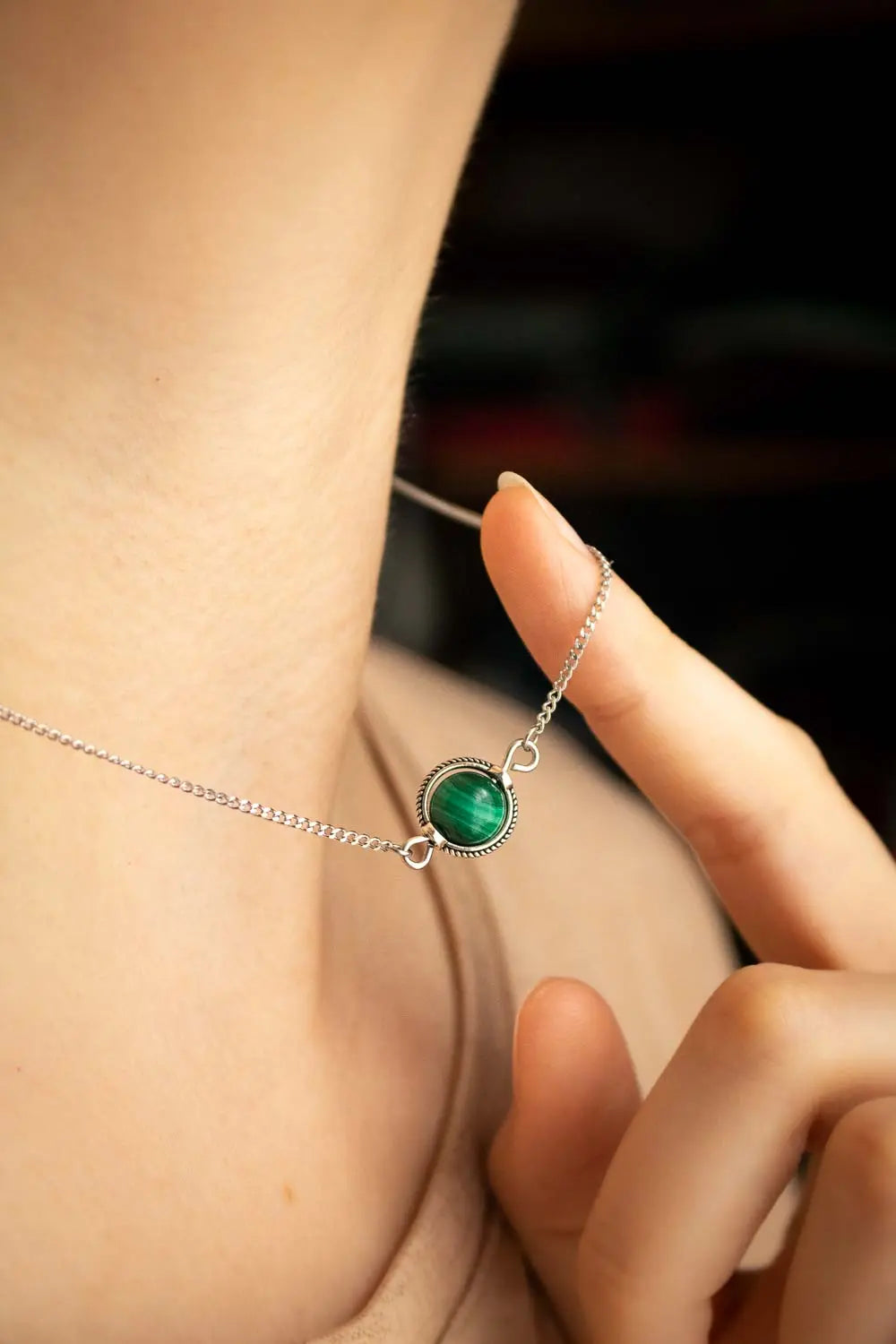 Collier choker Noche vert en malachite et chaîne argentée lunamanashop
