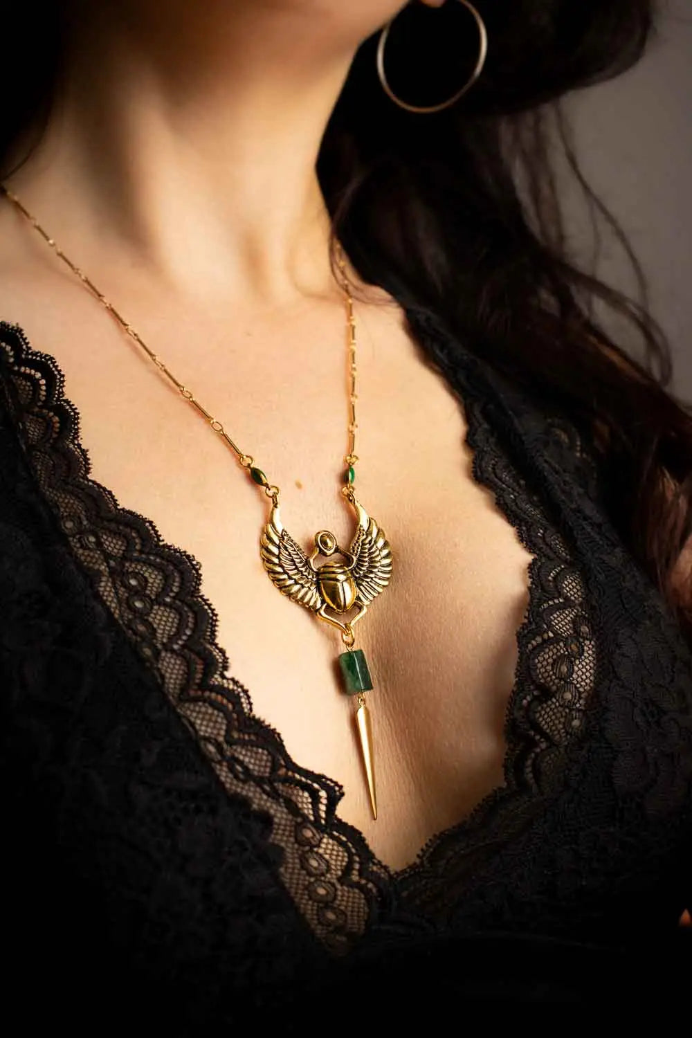 Pendentif Osiris avec scarabée doré et émeraude, chaîne plaquée or 18 carats lunamanashop