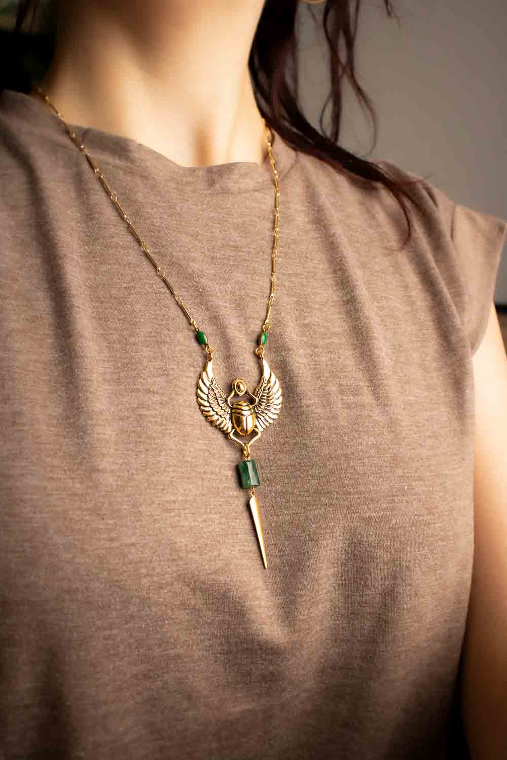 Pendentif Osiris avec scarabée doré et émeraude, chaîne plaquée or 18 carats lunamanashop