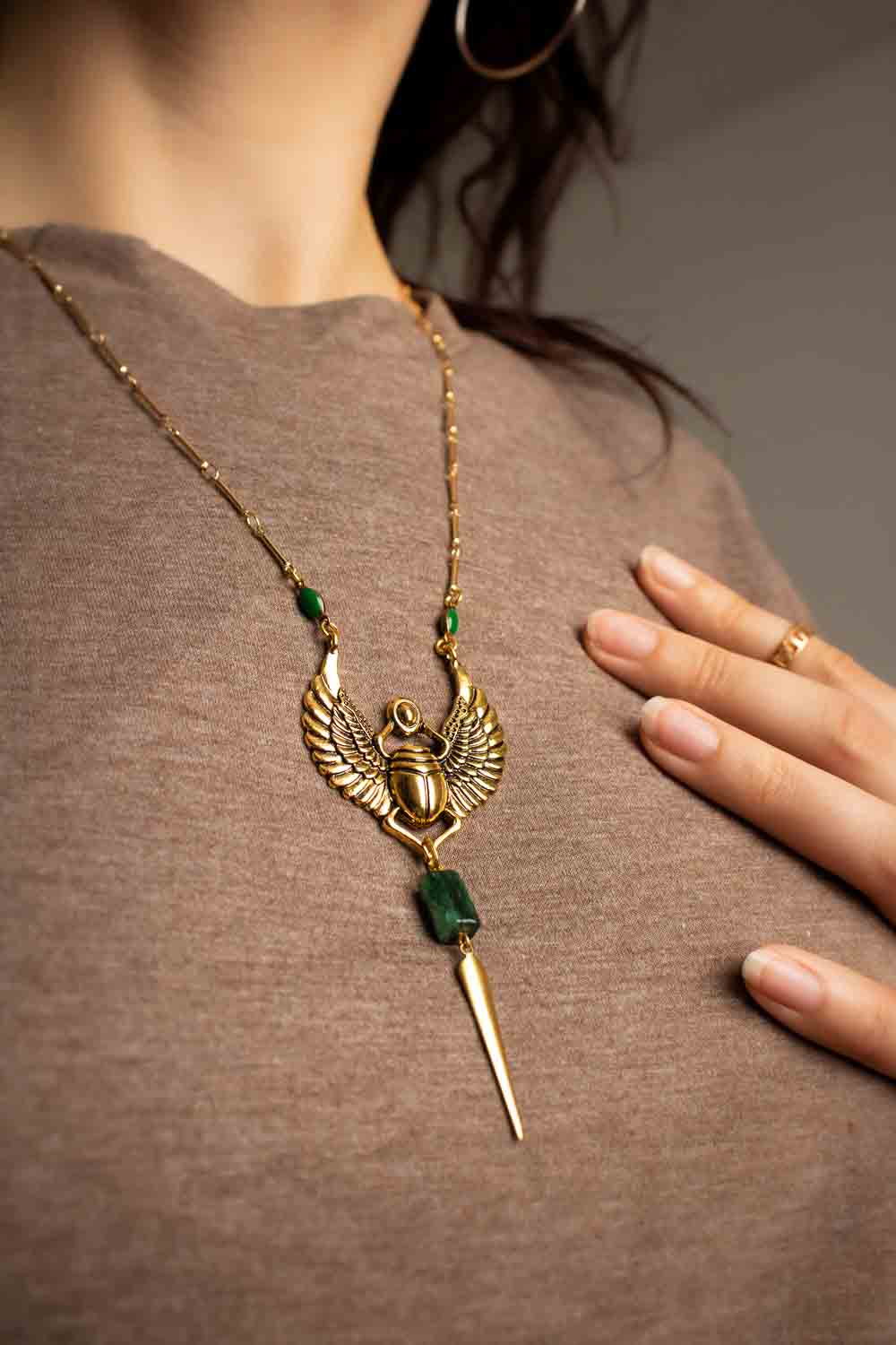 Pendentif Osiris avec scarabée doré et émeraude, chaîne plaquée or 18 carats lunamanashop