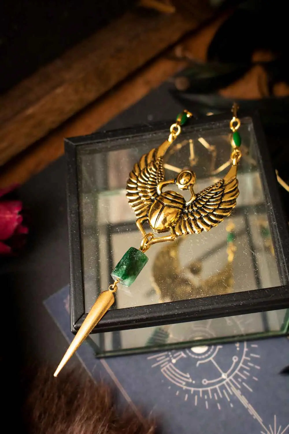 Pendentif Osiris avec scarabée doré et émeraude, chaîne plaquée or 18 carats lunamanashop