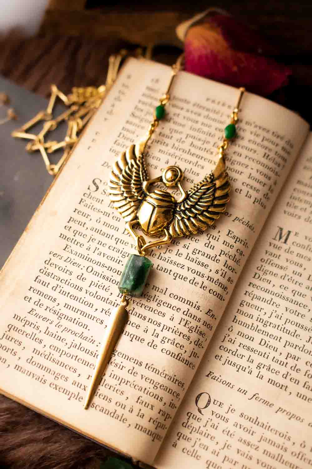Pendentif Osiris avec scarabée doré et émeraude, chaîne plaquée or 18 carats lunamanashop