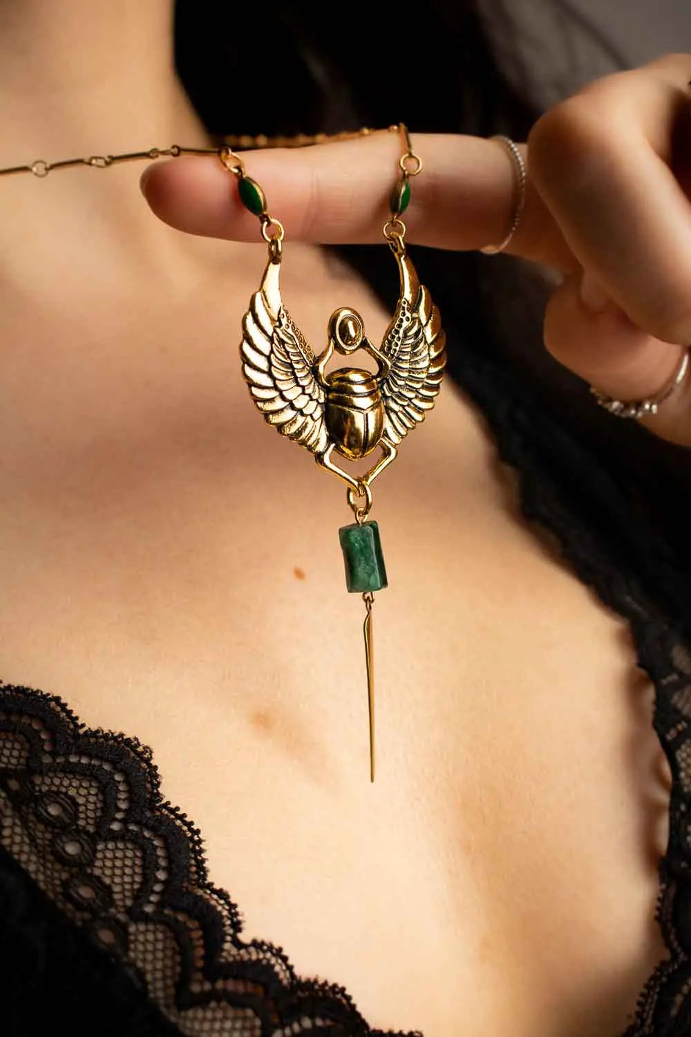 Pendentif Osiris avec scarabée doré et émeraude, chaîne plaquée or 18 carats lunamanashop