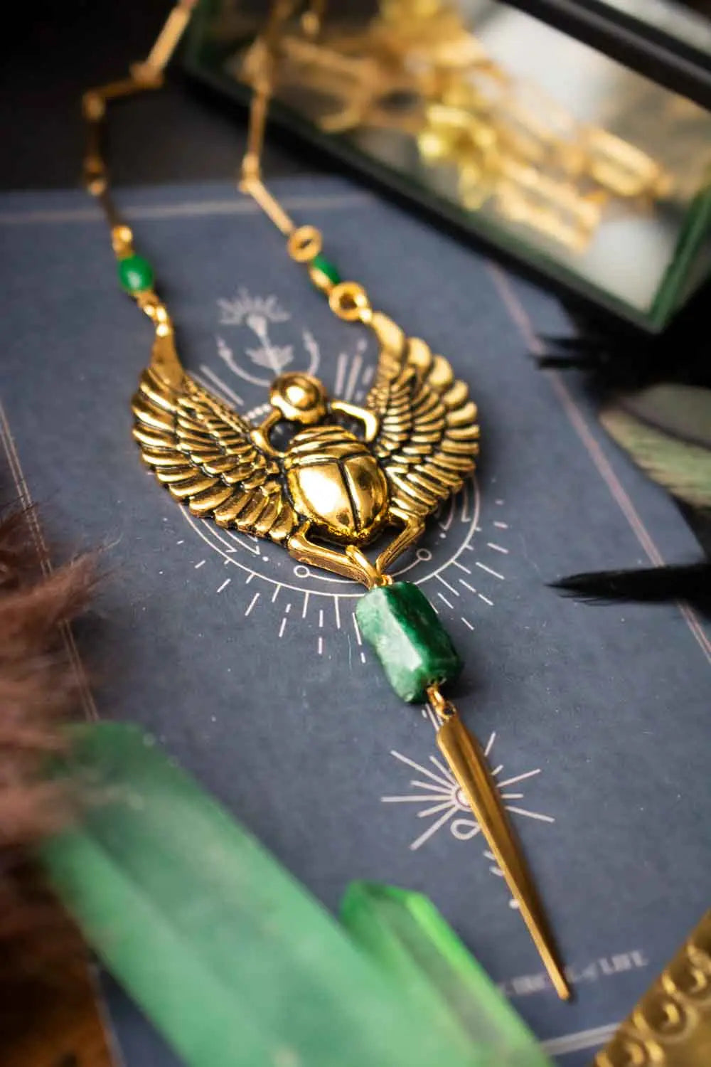 Pendentif Osiris avec scarabée doré et émeraude, chaîne plaquée or 18 carats lunamanashop