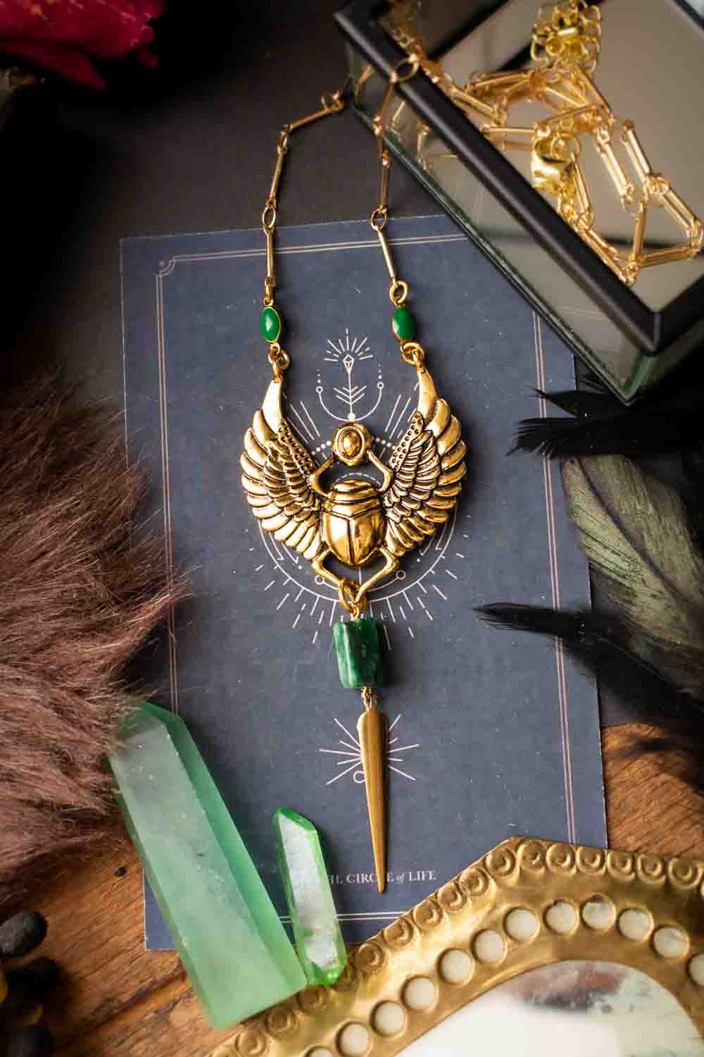 Pendentif Osiris avec scarabée doré et émeraude, chaîne plaquée or 18 carats lunamanashop