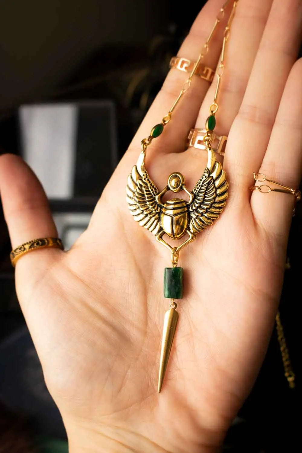 Pendentif Osiris avec scarabée doré et émeraude, chaîne plaquée or 18 carats lunamanashop