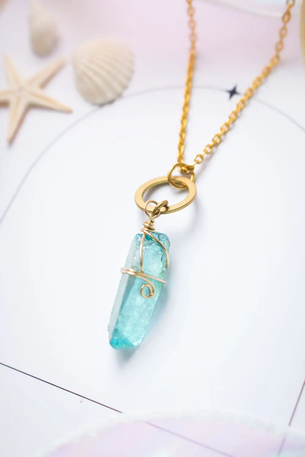 Pendentif Anneau Azurin - Quartz bleuté enlacé de fil doré lunamanashop