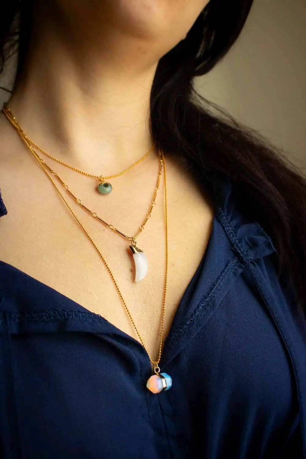 Pendentif lune de jade blanc Tila et chaîne plaquée or 18 carats lunamanashop