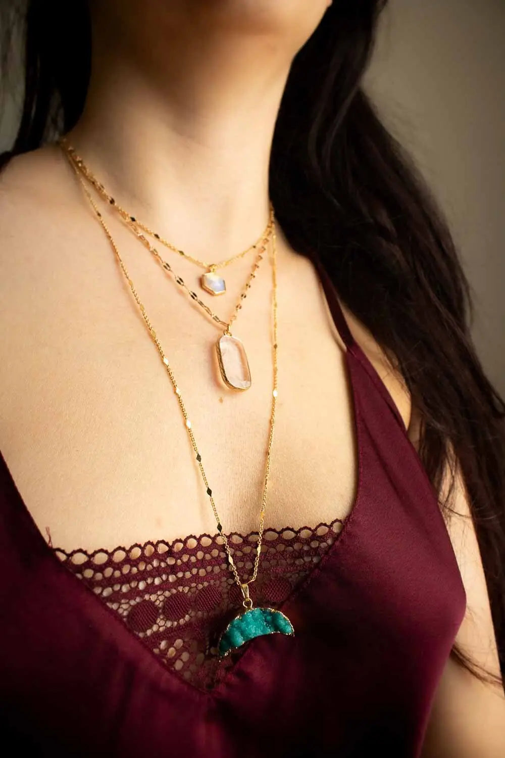 Pendentif Agate Dione et chaîne en laiton doré lunamanashop