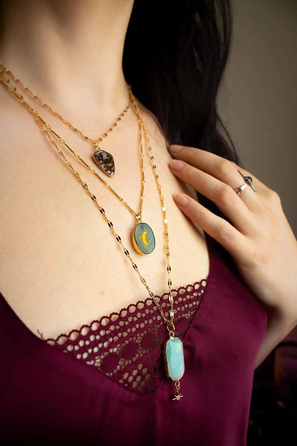 Pendentif Rhodonite Brandi chaîne en laiton doré lunamanashop