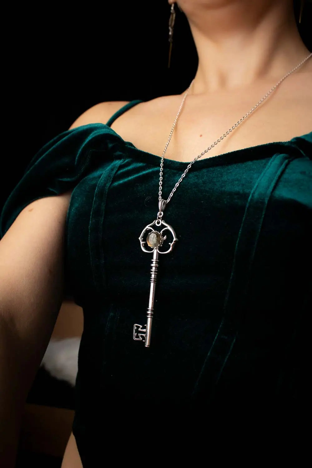 Pendentif Clé de l'Intuition en labradorite et chaîne argentée lunamanashop