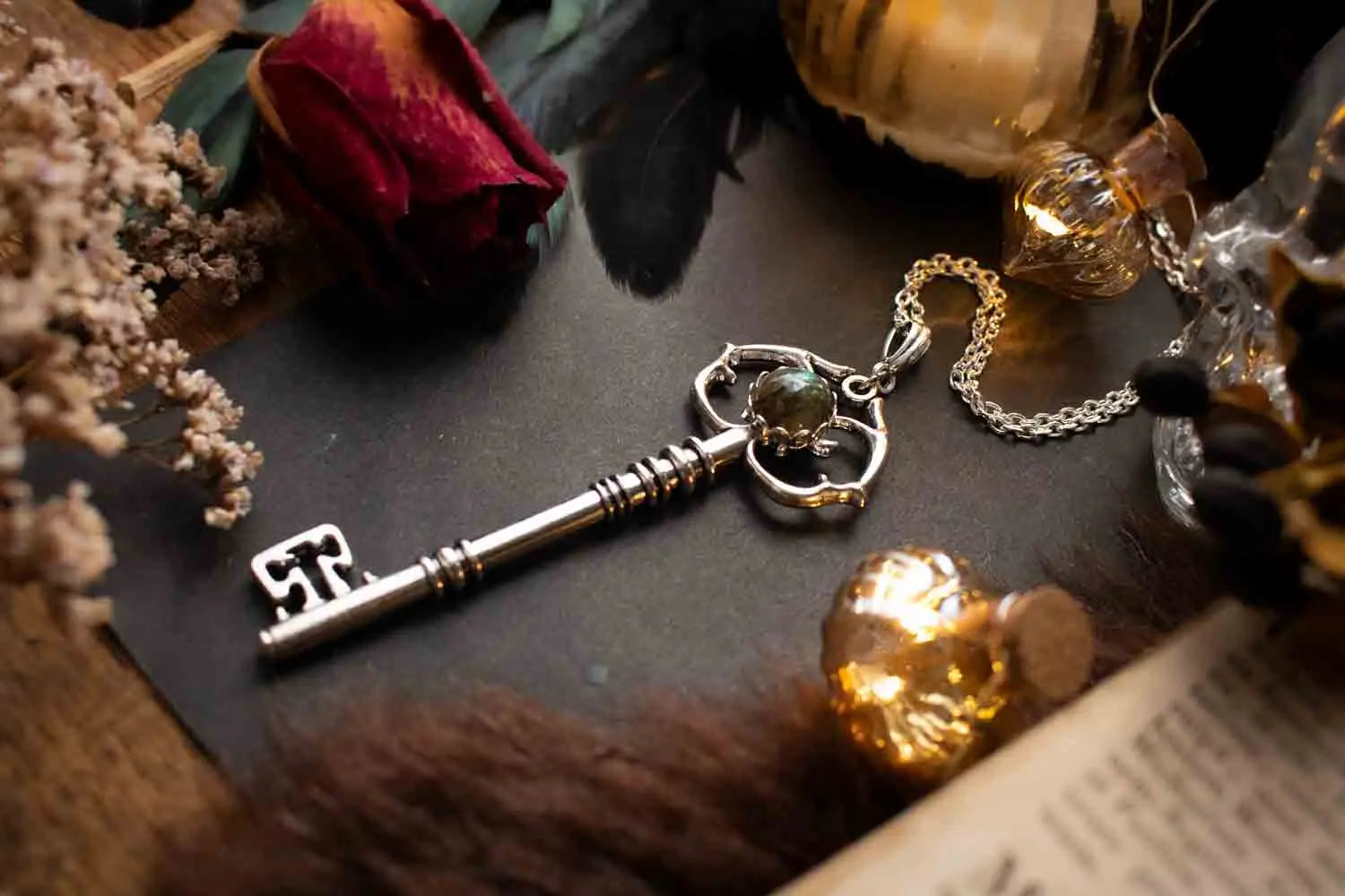 Pendentif Clé de l'Intuition en labradorite et chaîne argentée lunamanashop