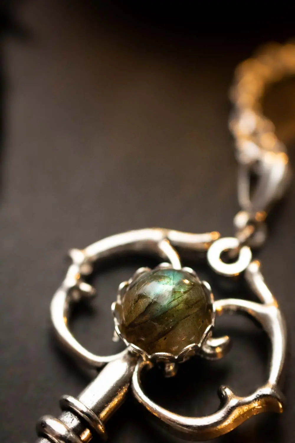 Pendentif Clé de l'Intuition en labradorite et chaîne argentée lunamanashop