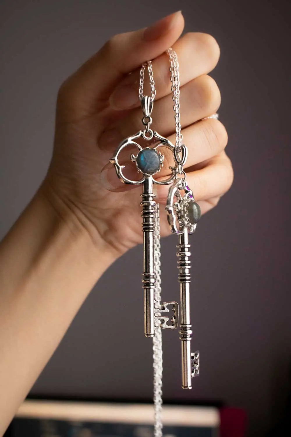 Pendentif Clé de l'Intuition en labradorite et chaîne argentée lunamanashop