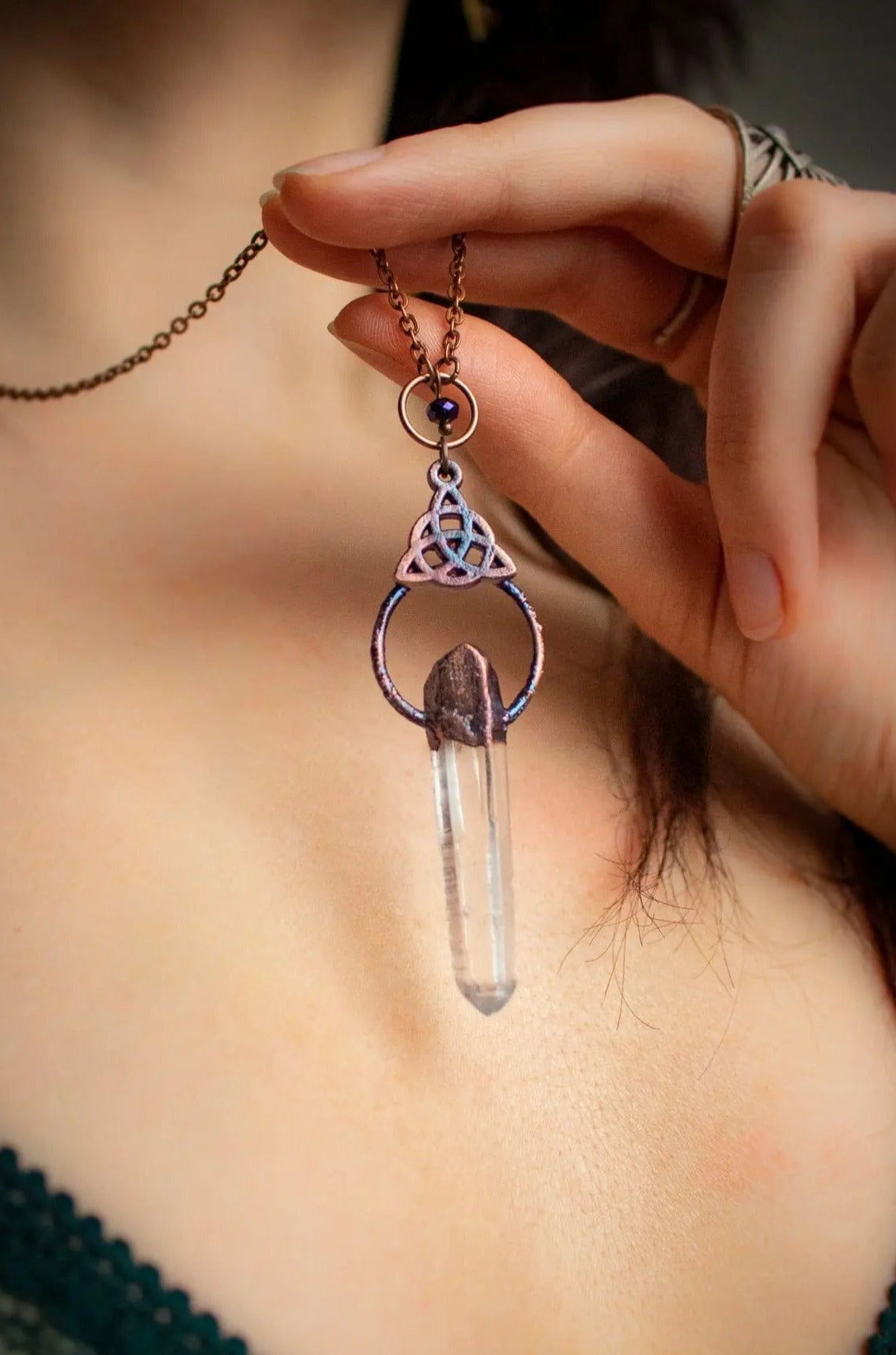 Pendentif "Pointe Cristalline" en Quartz électroformé lunamanashop