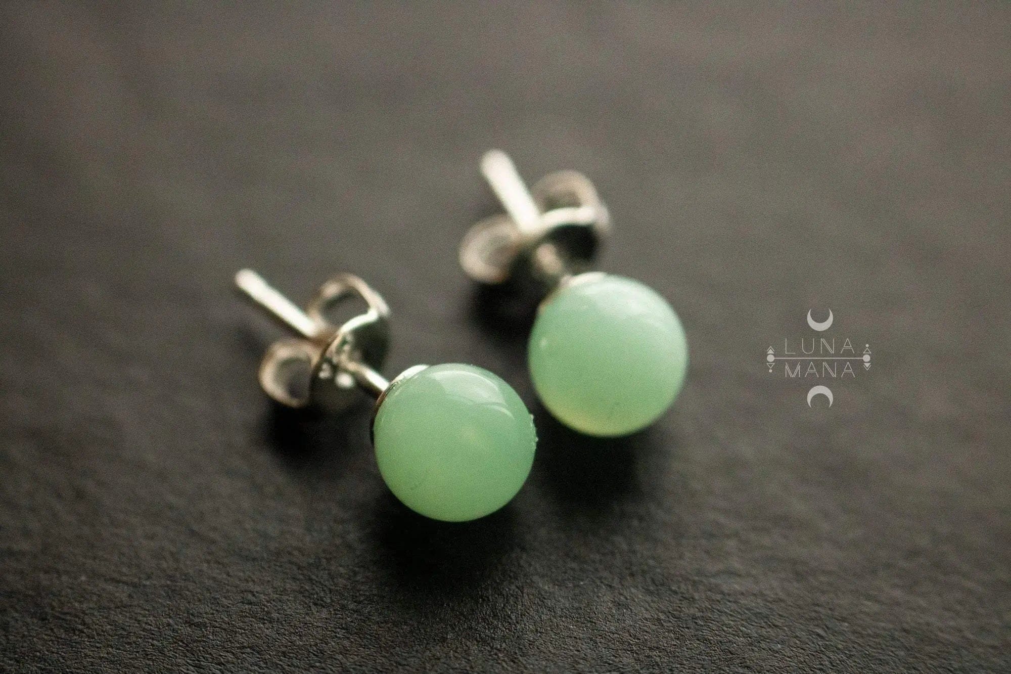 Boucles d'oreilles puce en Chrysoprase verte avec des sertissages en argent pour un look élégant