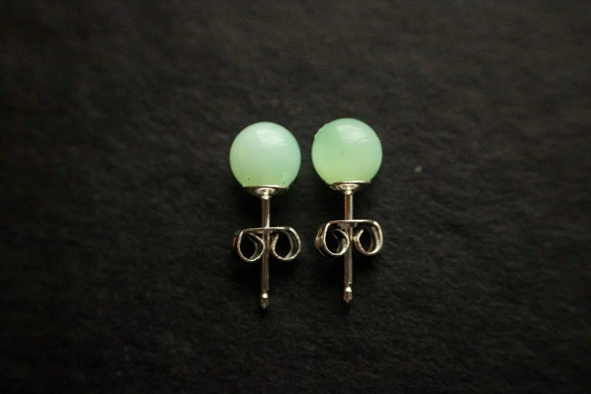 Boucles d'oreilles puce en Chrysoprase verte avec une finition argentée, élégantes et intemporelles.